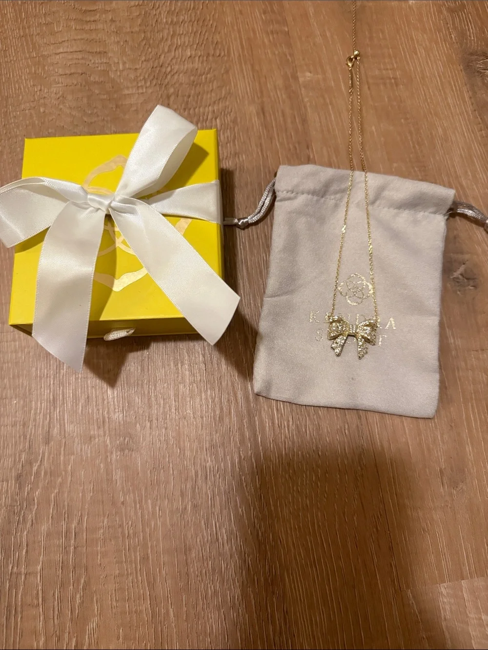 Kendra Scott Krista Gold Bow Pendant Necklace with Gift Box and Pouch - Picture 1 of 2